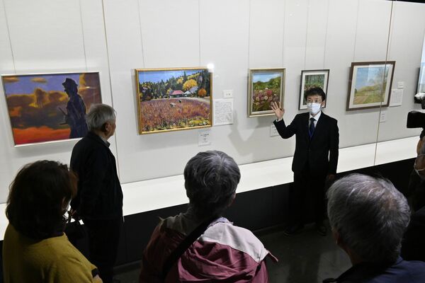 柳さんの作品（左から２点目）を解説する大野館長ら