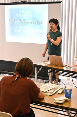 被爆者の記憶継承について話すファンデルドゥース准教授＝28日午後、広島市中区中島町
