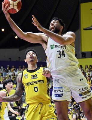 内外角問わず得点を重ねたブレックスのジェレット（右）＝４月22日のＳＲ渋谷戦から、代々木第二体育館、加藤竜矢撮影