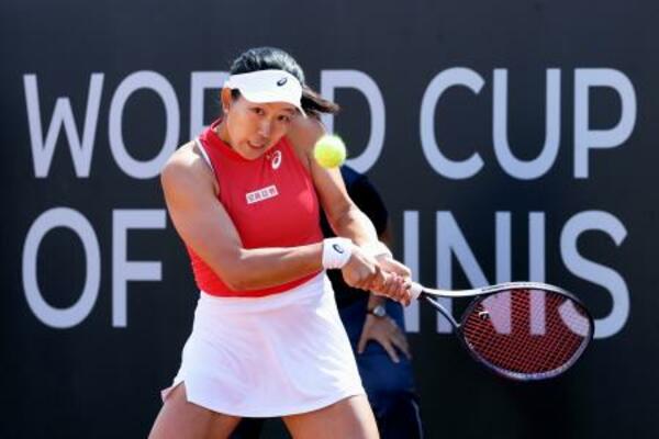 ビリー・ジーン・キング杯決勝大会の予選のイタリア戦でプレーする内島萌夏=ローマ近郊(ゲッティ=共同)