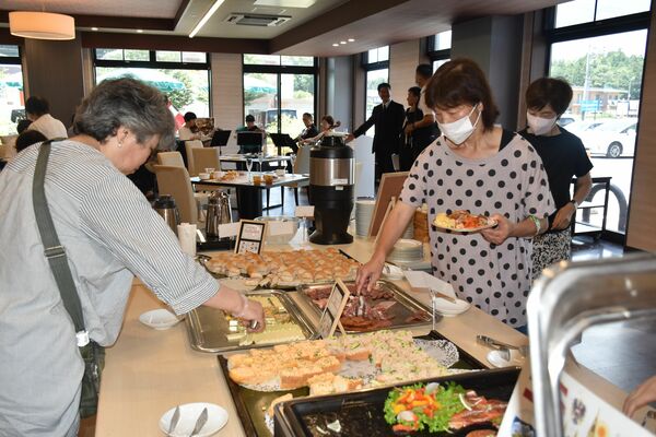 創作料理などを取る参加者たち
