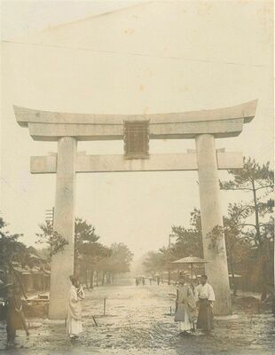 １９３０年ごろに建てられた当時の藤崎八旛宮の大鳥居。写真奥に続く参道は土がむき出しの歩道で、現在の車道は戦後に整備されたという（藤崎八旛宮提供）