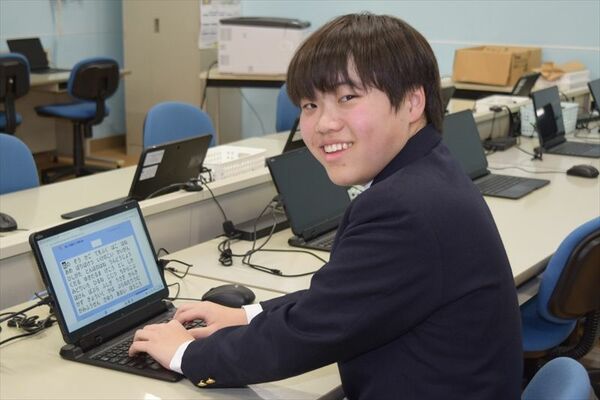 ６月大会のローマ字部門で１位を獲得した保坂さん