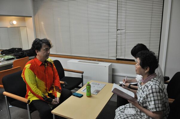 １日記者の見目さん（右）のインタビューに応じる倉沢さん＝１日午後、県総合文化センター、中村寛子撮影