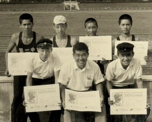 中学生の売野さん（前列右端）