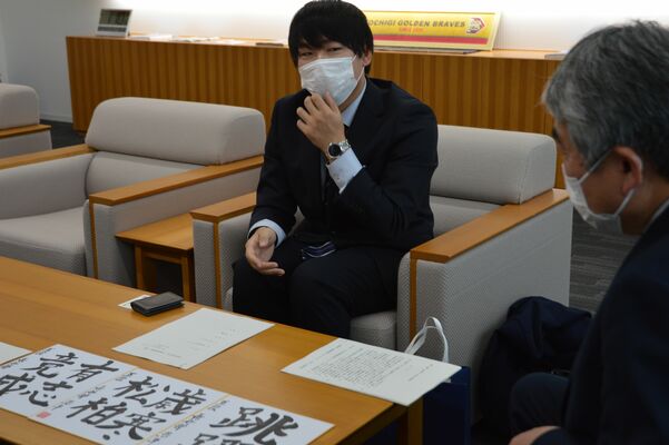 浅野市長に昇段を報告する長谷部五段（左）