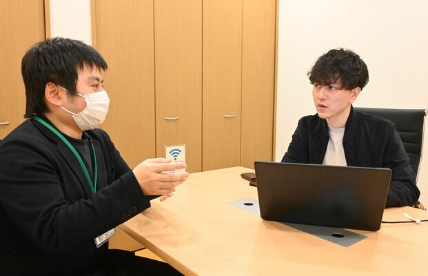 定期面談で現役隊員と課題を共有し、サポートにつなげる元隊員の木下さん（右）＝２月、那須町寺子丙