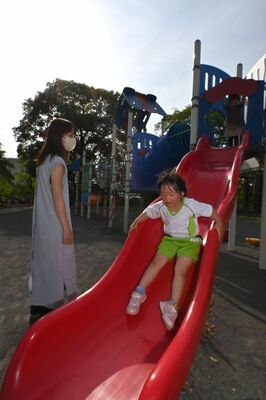 強い日差しの中、半袖半ズボン姿で遊ぶ女の子＝21日午後３時30分、佐野市若松町