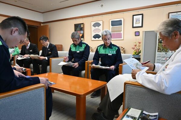 福田知事（右）に被災地での活動を報告する職員＝12日午後、県庁