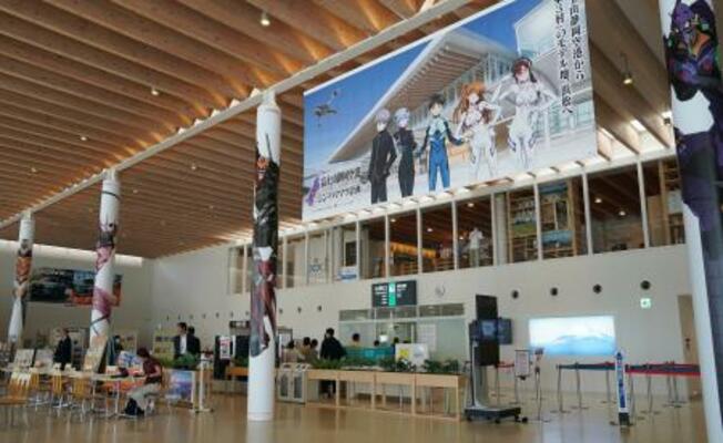 　「シン・ハママツ計画」の一環で、横断幕などが飾られた静岡空港のロビー＝３日午前