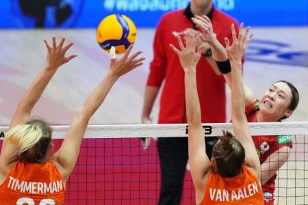 　準々決勝のオランダ戦でスパイクを打つ石川＝バンコク（ＡＰ＝共同）