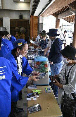 レプリカの記念切符などを買い求める来場者