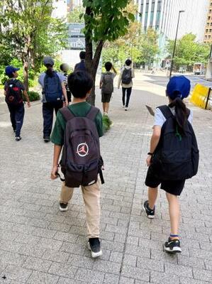 楽校が月に1回実施する野外授業の風景。子どもたちは主体的に行き先や過ごし方を決め、片道1時間の場所へ小さな旅をする(提供写真)