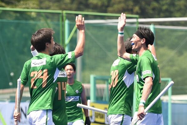 第１クオーター15分、逆転ゴールを決めて仲間とハイタッチするＦＷ加藤（右）＝今市青少年スポーツセンター人工芝競技場