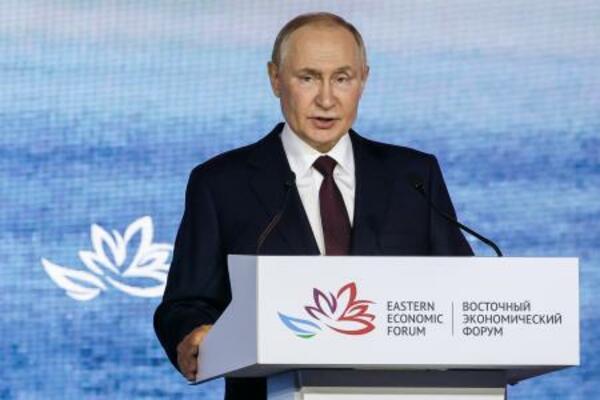 　５日、ロシア・ウラジオストクで開かれた東方経済フォーラムで演説するプーチン大統領（タス＝共同）