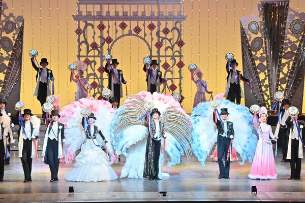 観衆を魅了した宝塚歌劇雪組ミュージカル「愛するには短すぎる」宇都宮公演＝５日午後、宇都宮市文化会館