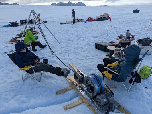氷河の氷に穴を開ける作業に使う機器と隊員たち＝２０２１年１２月、南極・ラングホブデ氷河