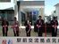 展示館の前でテープカットする花塚町長（中央）ら