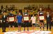 記念品を授与された比江島選手（中央）ら