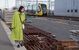 ＬＲＴ車両基地でレールを観察する鈴川さん