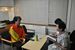 １日記者の見目さん（右）のインタビューに応じる倉沢さん＝１日午後、県総合文化センター、中村寛子撮影