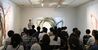 「線の形象」展示室で行われた菊地さんのアーティストトーク