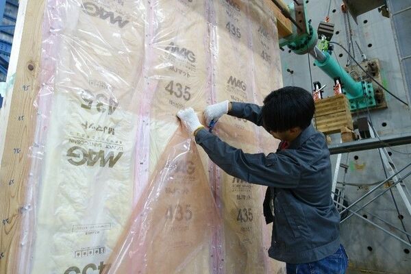 戸建て住宅の壁部材を模した実大試験体の浸水実験(藤本准教授提供)