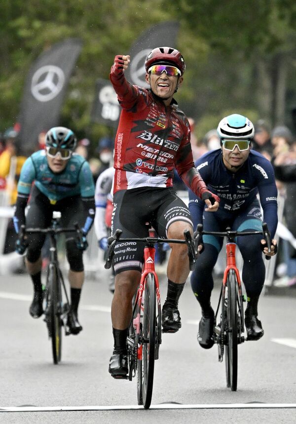 ゴールスプリントを制して優勝し、右手を突き上げて喜ぶブリッツェンのフォン(中央)=井頭公園周辺特設コース、広瀬華撮影