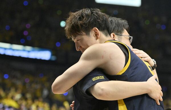 前任の佐々HCと抱き合うブレックスの比江島。試合を終えた体には傷が残った=27日、横浜アリーナ
