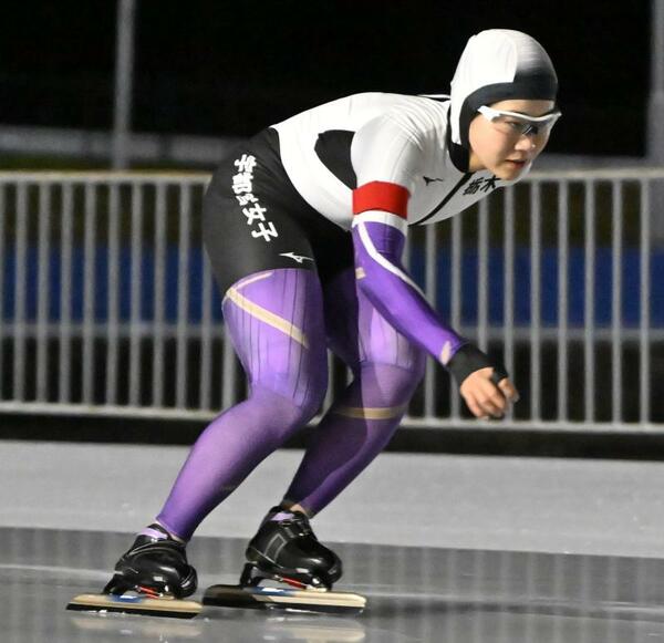 女子唯一の出場で、昨年を上回る記録に期待が懸かる上林=2024年11月30日の県高校総体より、日光霧降スケートセンター