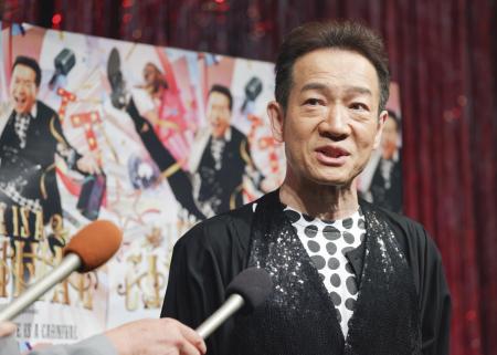 　報道陣の取材に応じる田原俊彦さん＝６月２２日午後、東京都江東区