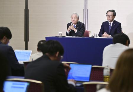 　プロ野球のオーナー会議を終え記者会見するＮＰＢの榊原定征コミッショナー（左）と日本ハムの井川伸久オーナー＝１７日、東京都内