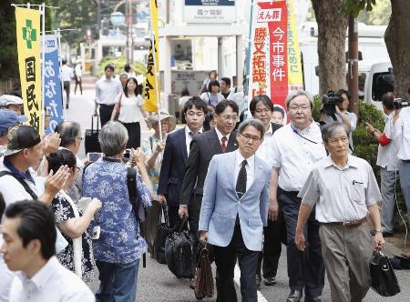 栃木小１女児殺害事件で殺人罪に問われた勝又拓哉被告の控訴審判決で東京高裁に向かう弁護団＝２０１８年８月