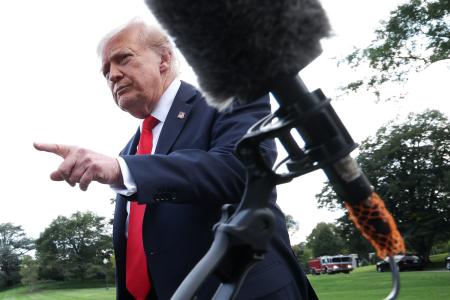 カーク氏について報道陣の質問に答えるトランプ米大統領=11日、ホワイトハウス(ゲッティ=共同)