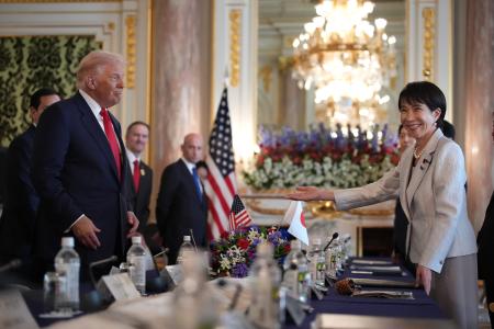 　会談に臨む高市首相（右）とトランプ米大統領＝２８日、東京・元赤坂の迎賓館（ゲッティ＝共同）