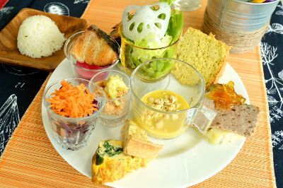 迷わず彩り豊かなプレートランチ800円を注文