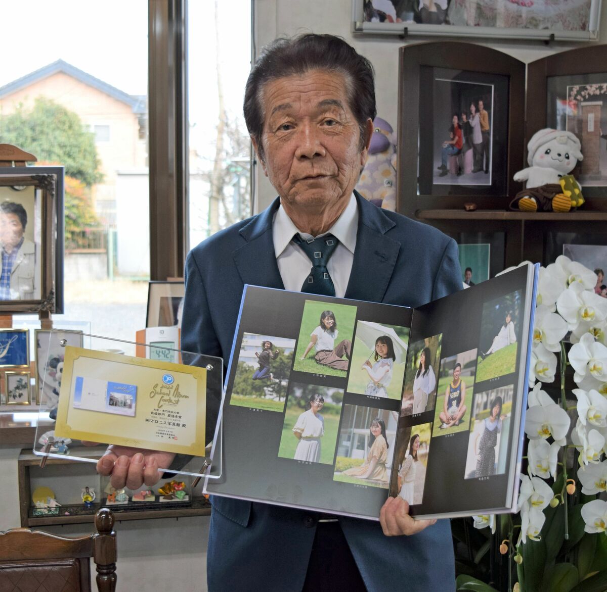 卒業アルバム全国コンテストで最優秀賞 壬生の写真館経営の小林さん