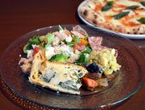 【グルメ探訪】ワイン進む美味な前菜　シェフの賄いサラダ　ドン マサニエ…