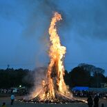 １年の無病息災祈る　宇都宮で伝統行事「どんどん焼き」　火柱高く、住民笑顔