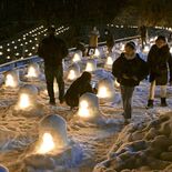 日光・湯西川温泉「かまくら祭」開幕　500個のかまくらで銀世界を幻想的に