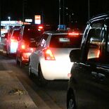 栃木県内ガソリンスタンドに駆け込み給油の車列　エネオスが値上げ通知　「…