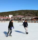 最南端の銀盤、まぶしく初滑り