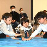 何枚取れた？　みぶっ子がカルタ囲んで熱戦　小学生39人が試合繰り広げる