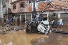 パキスタン豪雨、死者３００人超