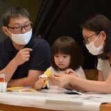 県立博物館で紋切り遊び　イベントに子供ら約80人