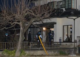 強盗致傷事件が発生した住宅を調べる捜査員＝10日午前６時35分、足利市