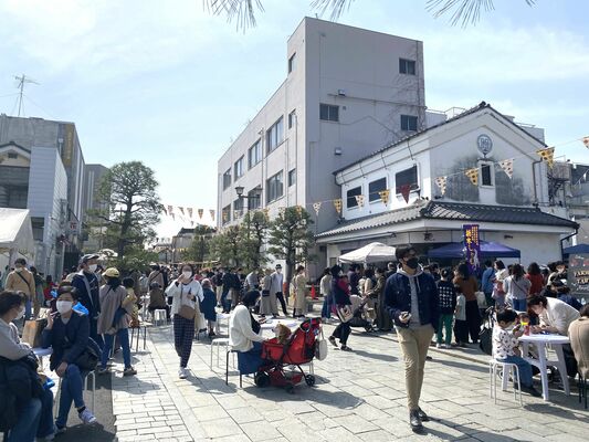 ３月に開かれた「門前マルシェ」（市観光まちづくり課提供）