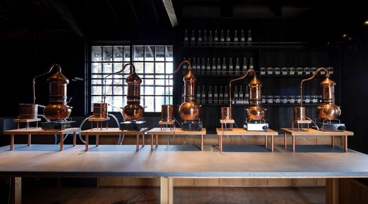 日光街道小山蒸溜所に用意された「ＧＩＮ　ＳＣＨＯＯＬ蒸留体験」で使う銅製アランビック蒸留器＝小山市

