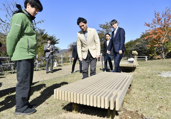 寄付された木製ベンチを確かめる渡辺市長（中央）ら