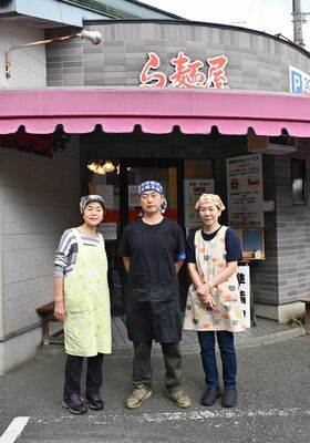 長年のファンへの感謝を語る（左から）久仁子さん、昌弘さん、伸枝さん
